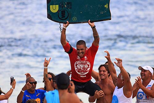 Lucas Nogueira comemora / Foto:  Tony D´Andrea/Itacoatiara Pro