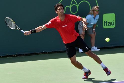 Ele é o primeiro tenista brasileiro a alcançar 400 vitórias em duplas. Nesta quarta-feira (31), ao lado do parceiro polonês Lukasz Kubot, passou pelos franceses Julien Benneteau e Jeremy Chardy para avançar à segunda rodada em Paris / Foto: João Pires/Fotojump