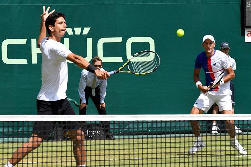 Após uma partida com dois tie breaks e muita disputa, eles estão em sua segunda decisão seguida em quadra de grama. Na semana anterior, foram campeões na Holanda. Agora, buscam o título em Halle / Foto: Gerry Weber Open_Ket