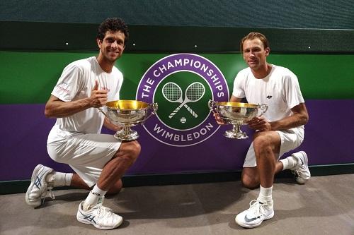 Ao lado do parceiro polonês Lukasz Kubot, o mineiro tornou realidade seu sonho de ser campeão na grama sagrada do All England Club / Foto: Felipe Castanheira / Divulgação