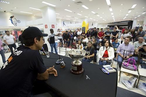 Depois do sonho realizado ao conquistar o título de Wimbledon, o número 1 do ranking mundial volta às quadras na próxima semana e participa de três torneios antes do último Grand Slam da temporada / Foto: Cristiane Mattos / Divulgação