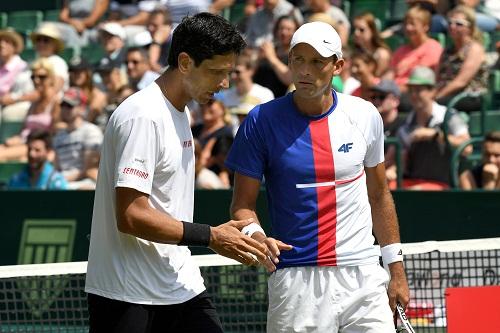 Dupla número um do mundo conquistou sua 16ª vitória seguida na temporada ao passar pelo holandês Jean-Julien Rojer e o romeno Horia Tecau. Agora enfrenta os irmãos Bryan em busca de um lugar na decisão / Foto: Gerry Weber Open_Ket