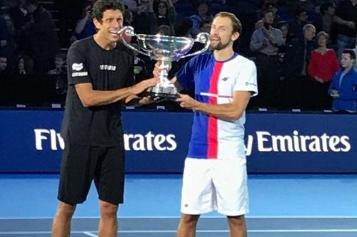 Ao lado do parceiro Kubot, derrotou o croata Ivan Dodig e o espanhol Marcel Granollers, dando o primeiro passo em busca do inédito título em Londres e comemorando a liderança nos rankings de 2017 / Foto: Sergio Oprea/Zenith Marketing