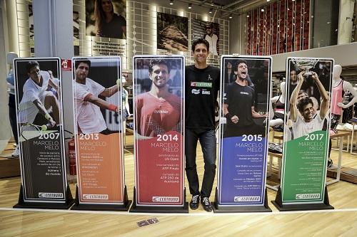 Marcelo com os totens que contam um pouco de sua carreira e conquistas / Foto: Marcelo Pereira / Divulgação