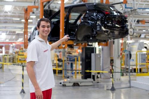 Pela primeira vez numa fábrica de automóveis, mesatenista percebe semelhanças entre a preparação de um operador e a de um atleta / Foto: Divulgação/Nissan