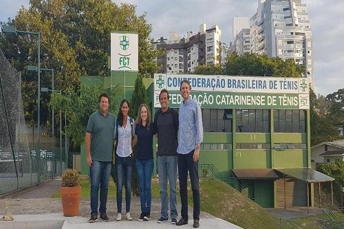 Membros do Comitê de Beach Tennis posam para foto ao lado do presidente da CBT, Rafael Westrupp, e do gerente de Esportes e Eventos, Eduardo Frick / Foto: Divulgação CBT