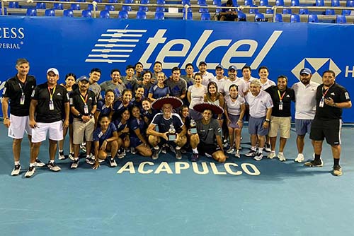 A dupla festeja com o staff do torneio / Foto: Divulgação ATP