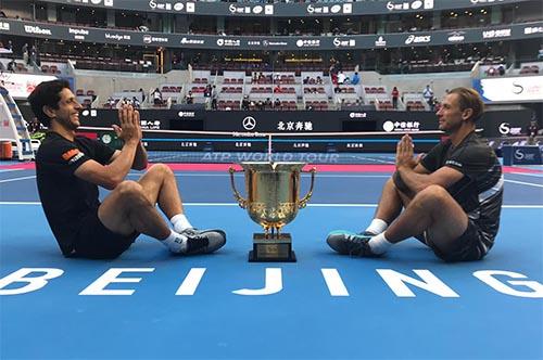 Comemorando na quadra, junto ao troféu   / Foto: Divulgação