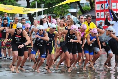 Atletas na largada da primeira etapa do 26º Troféu Brasil de Triathlon, em Santos / Foto: João Pires / Divulgação SantosPress