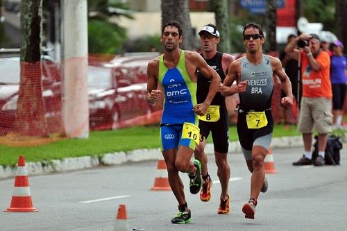 Atletas competindo durante a primeira etapa do Troféu Brasil de Triathlon deste ano / Foto: João Pires/Divulgação SantosPress