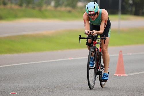 Gaúcho e capixaba (foto) são os mais rápidos em prova que desafios os competidores em 1000 m de natação, 100 km de ciclismo e 10 km de corrida em Santa Catarina / Foto: Rivo Biehl