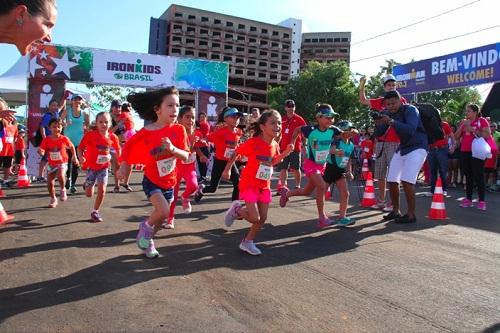 Maior prova de triatlo do mundo reunirá mil atletas no domingo, a partir das 6h. Neste sábado será a vez do IRONKIDS / Foto: Fábio Falconi/Unlimited Sports