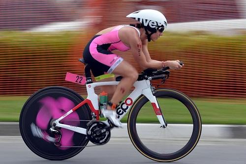 Conhecida como Ironmãe, triatleta chega a Kona para um período de adaptação antes da prova que ocorre no dia 8 de outubro / Foto: João Pires/SantosPress Comunicação