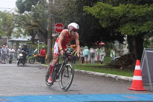 Canadense Brent McMahon e a americana Elizebeth Lyles venceram a disputa neste domingo. Fábio Carvalho, em 6º, e Ariane Monticeli, em 4º, foram os melhores do país / Foto: Fábio Falconi