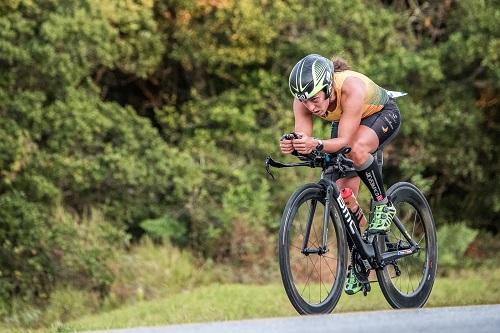 Competindo em casa, Mariana Borges comemorou o bicampeonato na prova em Florianópolis. Entre os homens, Bruno Matheus superou o campeão de 2015, Matheus Ghiggi / Foto: Wagner Araújo