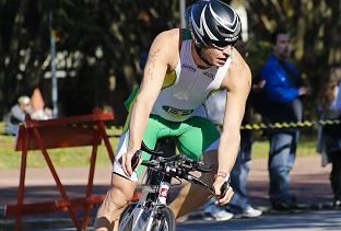 Atleta durante percurso da etapa em São Paulo, no 25º Troféu Brasil de Triathlon / Foto: João Pires/Divulgação SantosPress