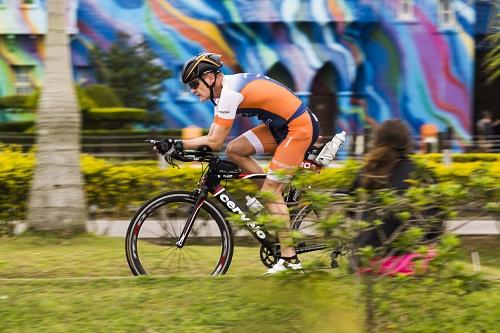 Um dos principais eventos de triathlon do país retorna à cidade do litoral catarinense pelo segundo ano consecutivo. Prova desafia competidores em 1000m de natação, 100 km de ciclismo e 10 km de corrida / Foto: Rivo Bihel