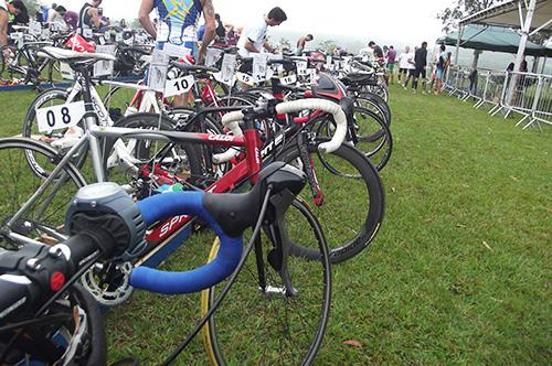 Bicicletas sendo posicionadas para a prova de Triathlon/ Foto: Esporte Alternativo