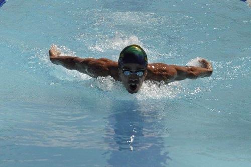 O triatleta Wesley Matos conseguiu parte dos recursos para viajar para a Copa Pan-Americana  no Equador, graças a ajuda de alguns amigos / Foto: Divulgação