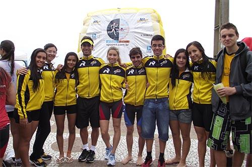  Duas jovens atletas de Santos lideram o 21º SP Open de Biathlon. Gabrielle Nogueira e Isabella Lima estão no topo do campeonato / Foto: Divulgação /Simone Pustiglione