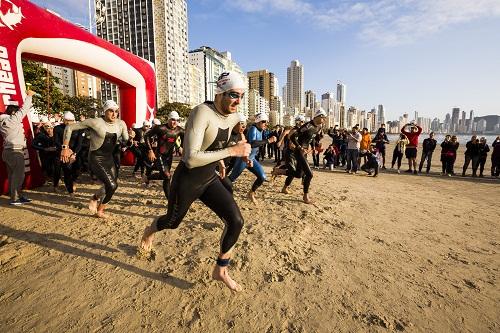 Com largada na Praia Central mais de 150 atletas serão desafiados em 750 m de natação, 20 km de ciclismo e 5 km de corrida na cidade do litoral catarinense / Foto: Rivo Biehl