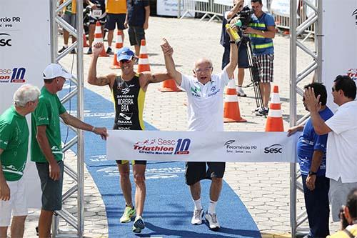 Juracia Moreira na chegada em Caiobá comemorando com seu pai / Foto: Valterci Santos