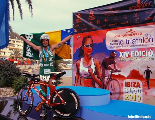 Alessandro encarou bravamente os 4.5km de natação; 120km de ciclismo e 30km de corrida em 8 horas e 36 minutos de prova / Foto: Divulgação