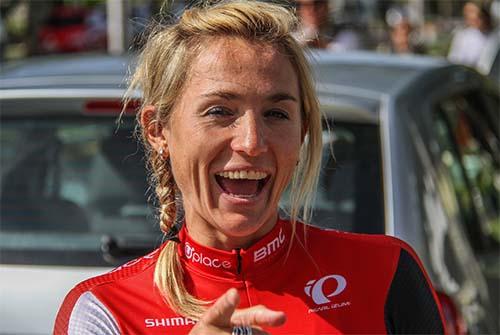 Sofie feliz com a chegada da sua bike / Foto: Alex Okazaki/Shimano