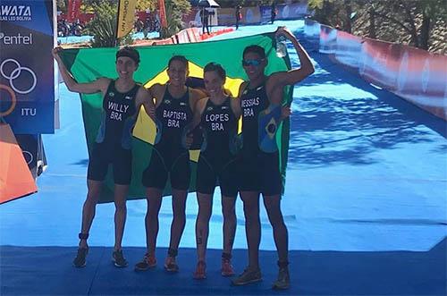 O quarteto formado por Luísa Batista, Vittória Lopes, Manoel Messias e Kauê Willy liderou o mixed team relay de ponta a ponta / Foto: Divulgação