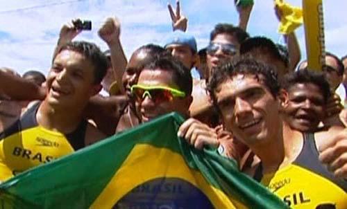 Mauro Cavanha, Diogo Sclebin e Fábio Carvalho comemoram a sétima vitória brasileira em 13 edições do Mundialito Masculino de Triathlon Rápido, disputado no Guarujá, em São Paulo / Foto: Reprodução TV Globo