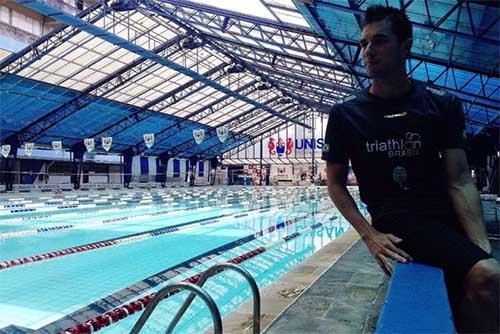 Bruno Matheus na piscina da Universidade Santa Cecília, onde começou a carreira / Foto: Divulgação