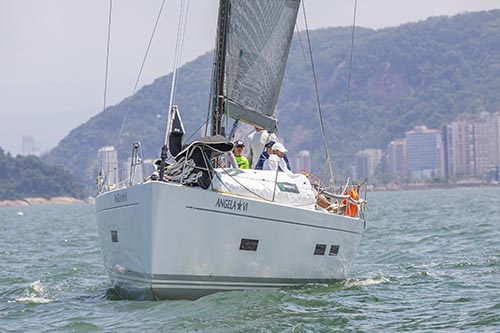 Martine Grael (de verde no barco Angela Star) na disputa em 2019 da Santos-Rio   / Foto: Will Carrara