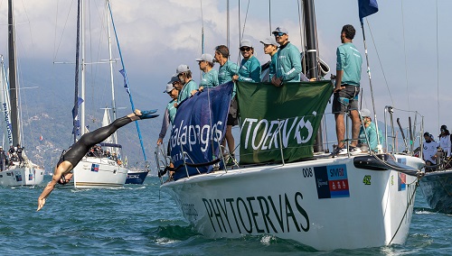 Nadador salta do barco Phytoervas / Foto: Luhan Grolla | Fotop