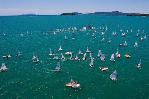 Competição acontece entre os dias 3 e 7 de março, em Jurerê, apontando os classificados para os Campeonatos Mundial, Europeu e Norte-Americano  / Foto: Green Multimídia/Iate Clube de Santa Catarina 