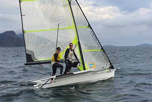 Ao final do dia, as duplas formadas por Dante Bianchi e Thomas Lowbeer, na classe 49er, e Isabel Swan e Henrique Haddad, na 470, levaram a melhor  / Foto: CBVela