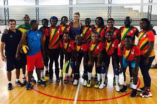 Thaisa com a seleção de Camarões / Foto: Divulgação