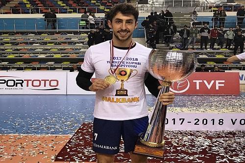 Lucas Lóh levantanda a taça da copa da Turquia / Foto: Divulgação/Halkbank