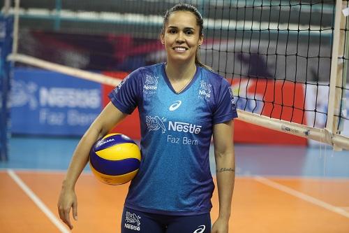 A defensora assume a posição de Camila Brait, que está grávida e não participa da competição. Atuando pelo Dentil/Praia Clube, a líbero ganhou o prêmio de melhor recepção da Superliga / Foto: Luiz Pires/Fotojump