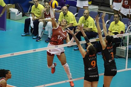 O clube de Osasco precisa vencer por 3 a 0 ou 3 a 1 para se garantir entre os quatro melhores / Foto: Fotojump