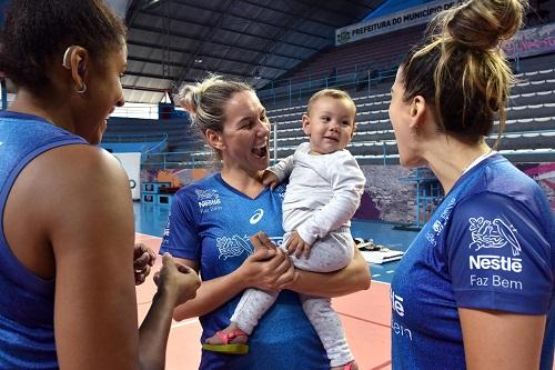 Fabíola com Annah Vitória no treino do Vôlei Nestlé / Foto: João Pires/Fotojump