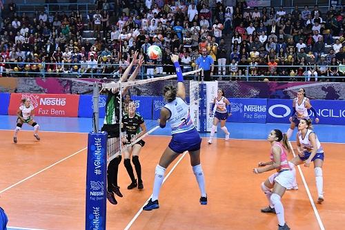 Empurrada por sua fanática torcida, equipe de Osasco segue imbatível como mandante desde a última Superliga / Foto: João Pires/Fotojump