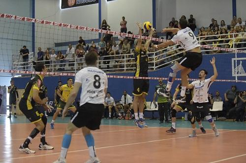 Após um ano sem jogar, camisa 9 do Timão fez seu primeiro jogo inteiro nesta temporada. Mineiro deu o Troféu Viva Vôlei ao companheiro após a partida: "já passei por isso, sei como é" / Foto: Fábio Nunes/Corinthians-Guarulhos