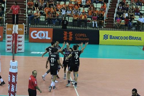 Foi a primeira vitória da equipe alvinegra fora de casa na competição. Viva Vôlei ficou com o levantador Rodrigo. Duelo contou com a estreia na Superliga do líbero Felipe, que atuou hoje no lugar do líbero Serginho / Foto: Rodrigo Araújo/Copel Telecom Maringá V