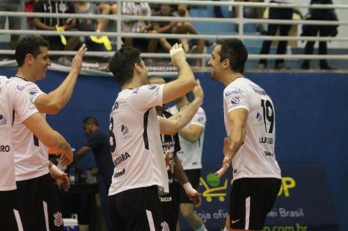 Equipe alvinegra dominou o jogo do início ao fim. Firme nos inícios de sets e nas viradas de bola, time passou adversário na tabela e agora está na sexta posição / Foto: July Stanzioni/Corinthians-Guarulhos