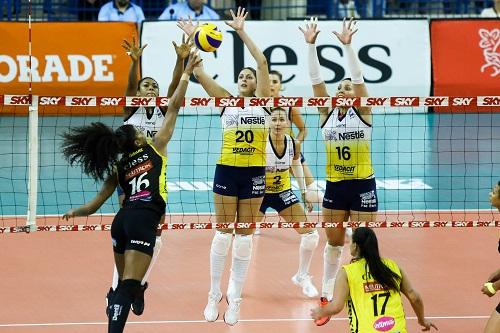 Equipe de Osasco alternou altos e baixos, mas conseguiu jogar de igual para igual com o líder, que perdeu o primeiro set na competição. No final, não resistiu ao maior volume de jogo das donas da casa / Foto: João Neto/Fotojump