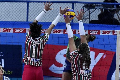 Empresa de roupas vai aparecer nas costas das camisas do time feminino de vôlei até o fim da Superliga / Foto: Mailson Santana/Fluminense FC.