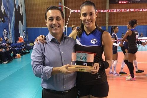 Bruna Honório recebe o Troféu Viva Vôlei do Diretor de Esporte do Pinheiros, Arnaldo Luis de Queiroz Pereira / Foto: Divulgação Pinheiros