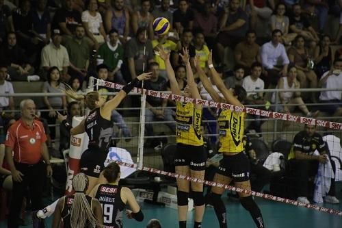 Equipe feminina da capital paulista começou o jogo equilibrado, mas ficou atrás com o placar de 3 a 0 / Foto: Divulgação Sesi