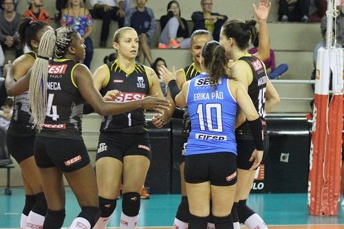 Meninas da capital paulista buscam melhora no saque e na defesa para um bom jogo em casa/ Foto: Amanda Demétrio/Sesi-SP