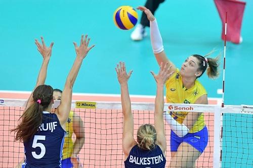 Brasileiras superaram holandesas por 3 sets a 2 e dependem da vitória da China para garantirem um lugar entre as quatro melhores / Foto: Divulgação/FIVB